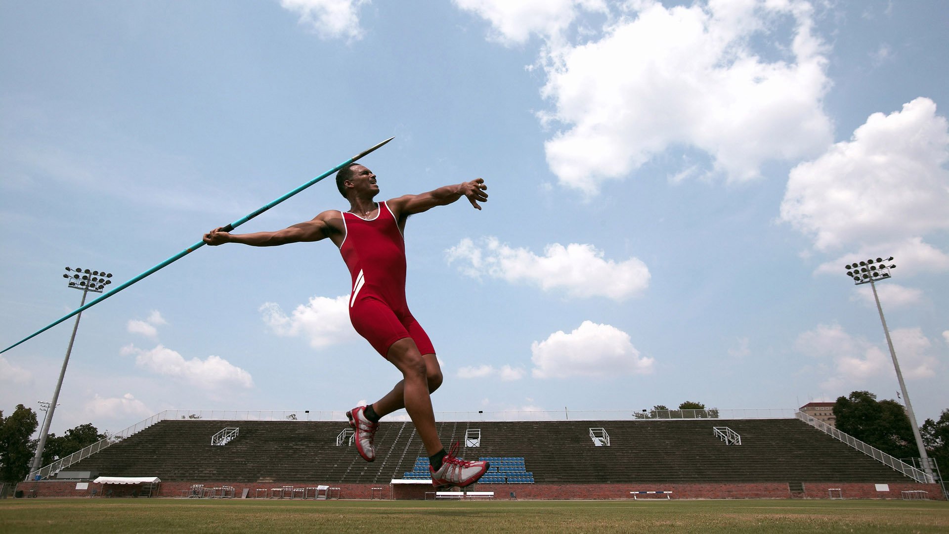 湖人对热火首节天赐演出：海斯神准三分，布朗尼空接暴扣燃爆全场